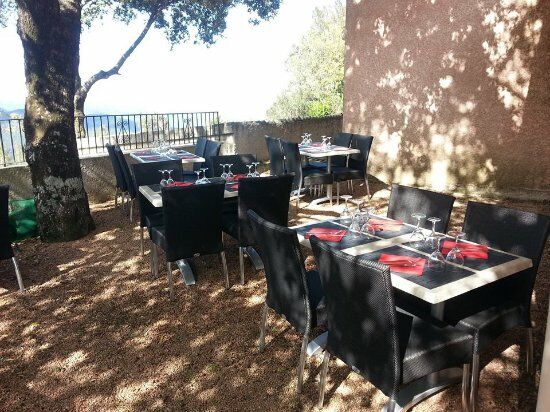 Restaurant-Pizzeria And Chambres "Chez Laurette"