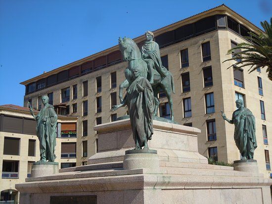 monument à Napoléon et ses frères